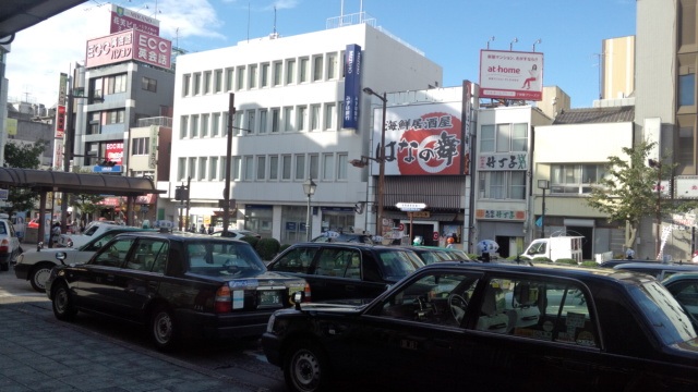 東岡崎駅の駅前にあります。